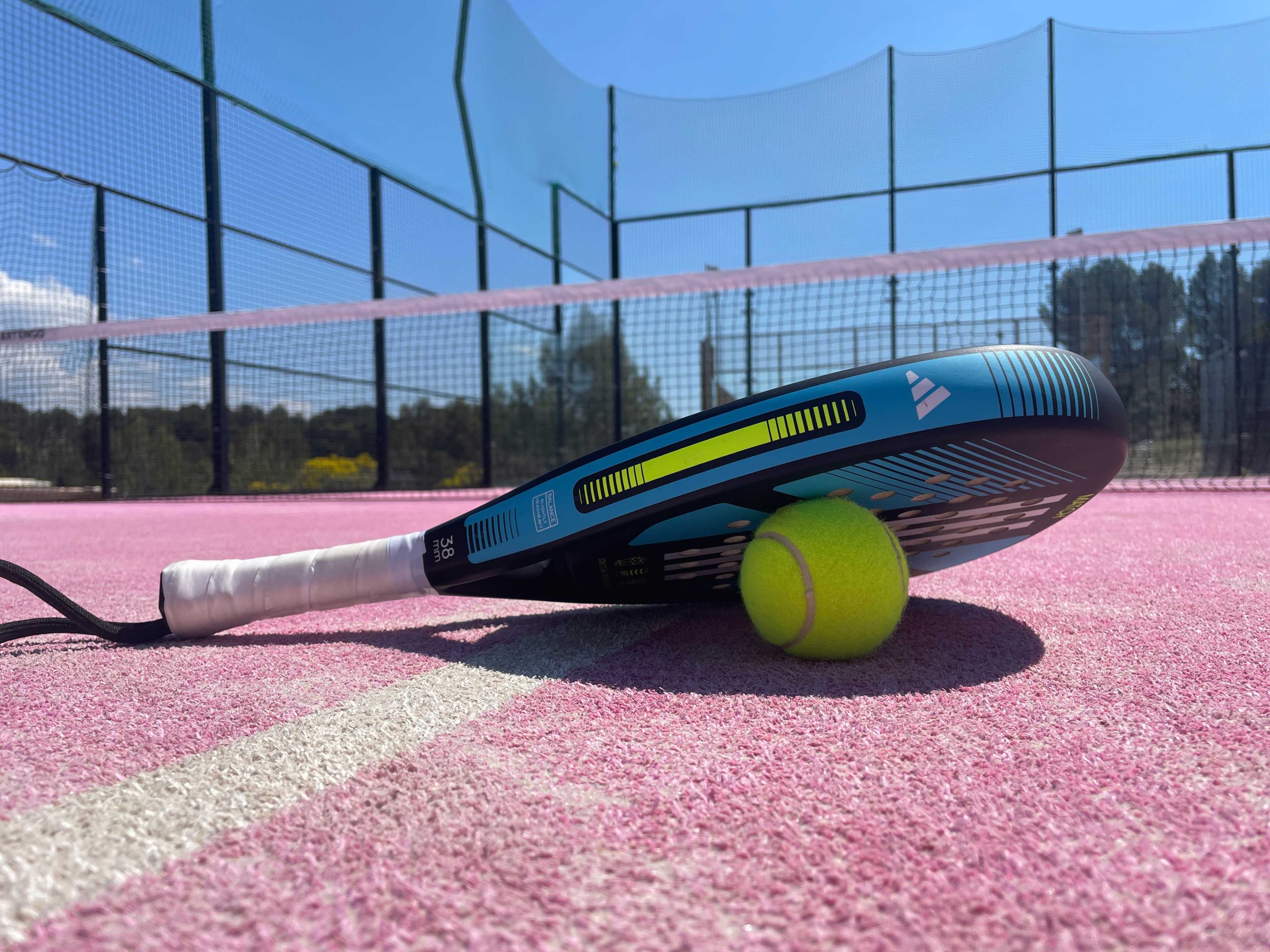 How do you transform a tennis court into a Padel court?