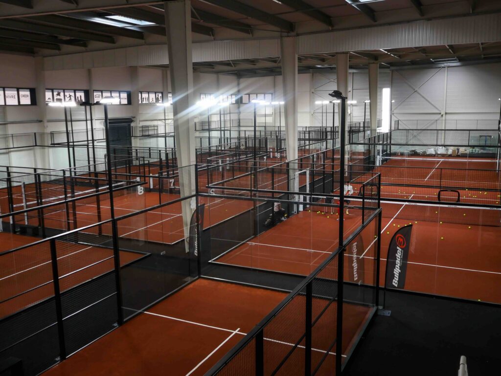 9 terrains de padel indoor Stella Padel Society à Dardilly