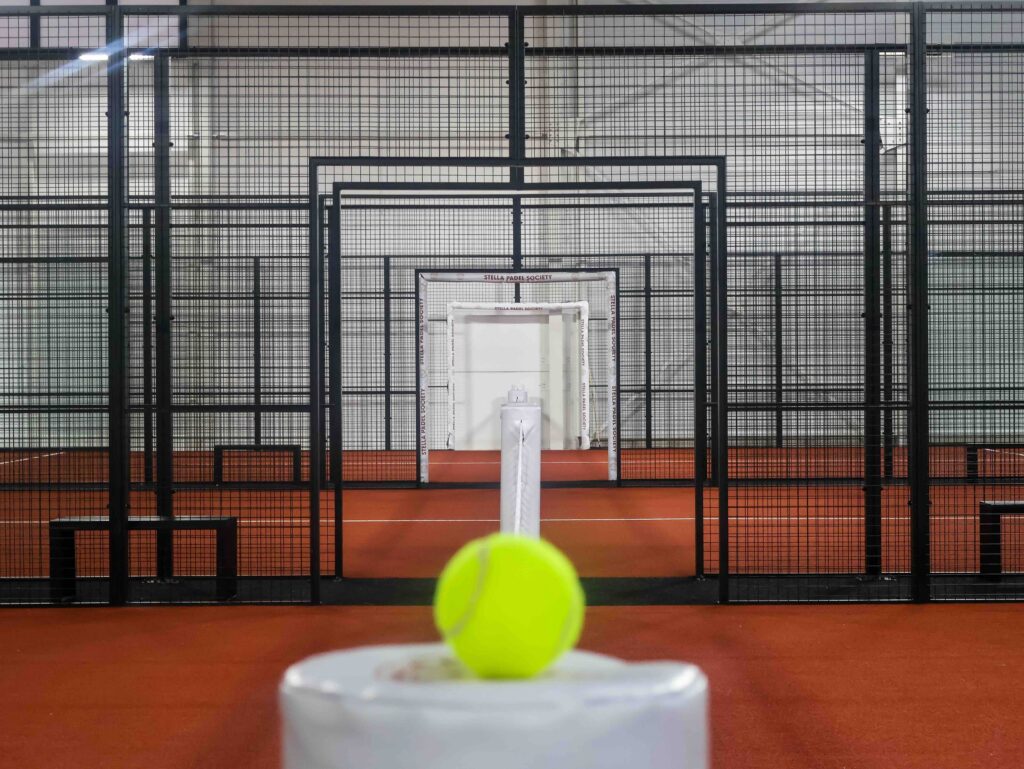 9 terrains de padel indoor Stella Padel Society à Dardilly